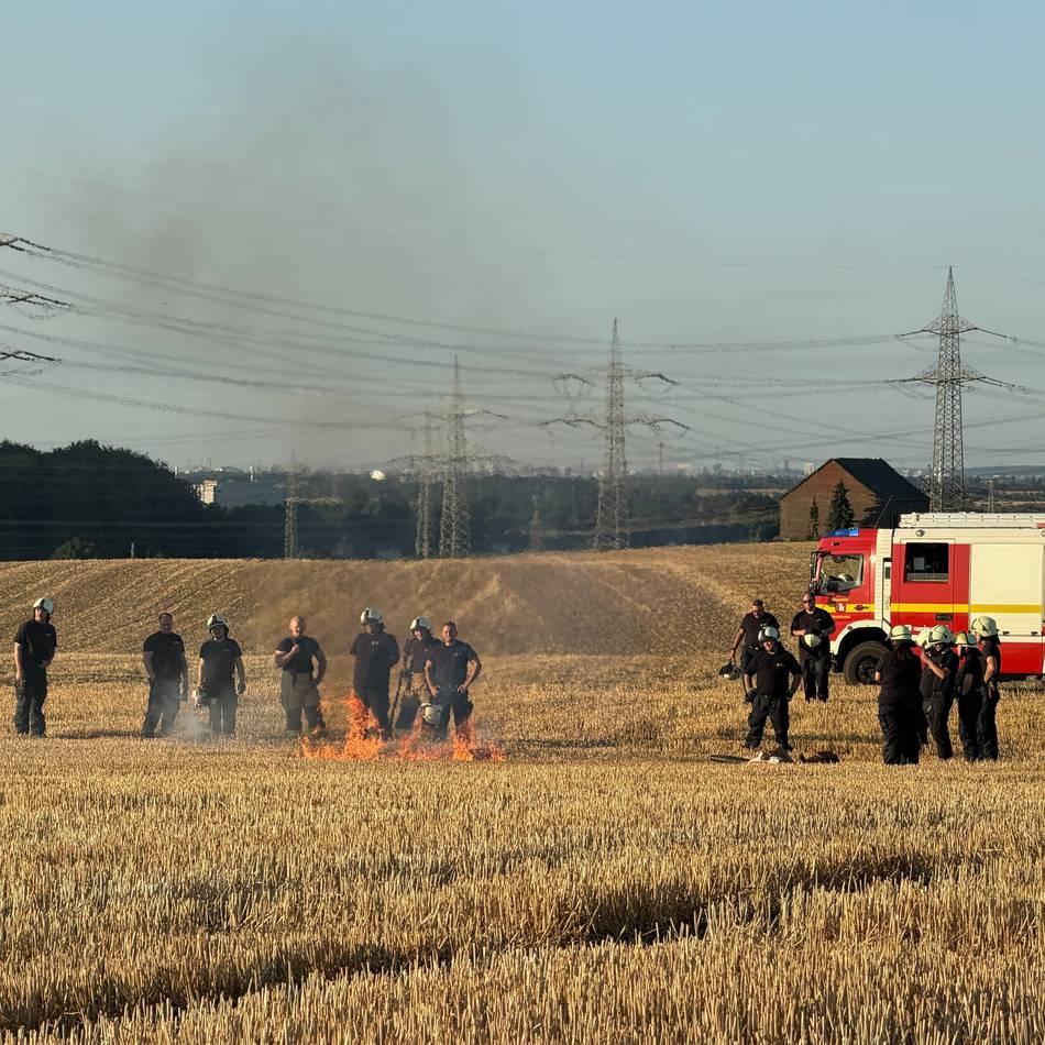 Unter Realbedingungen auf dem Feld: Gustorfer Feuerwehr erprobt Löschmethoden für Flächenbrände