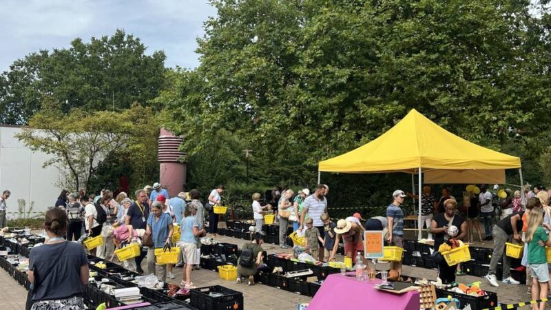 Schnäppchen jagen für den guten Zweck: Was den „sozialen Trödelmarkt“ in Meerbusch besonders macht