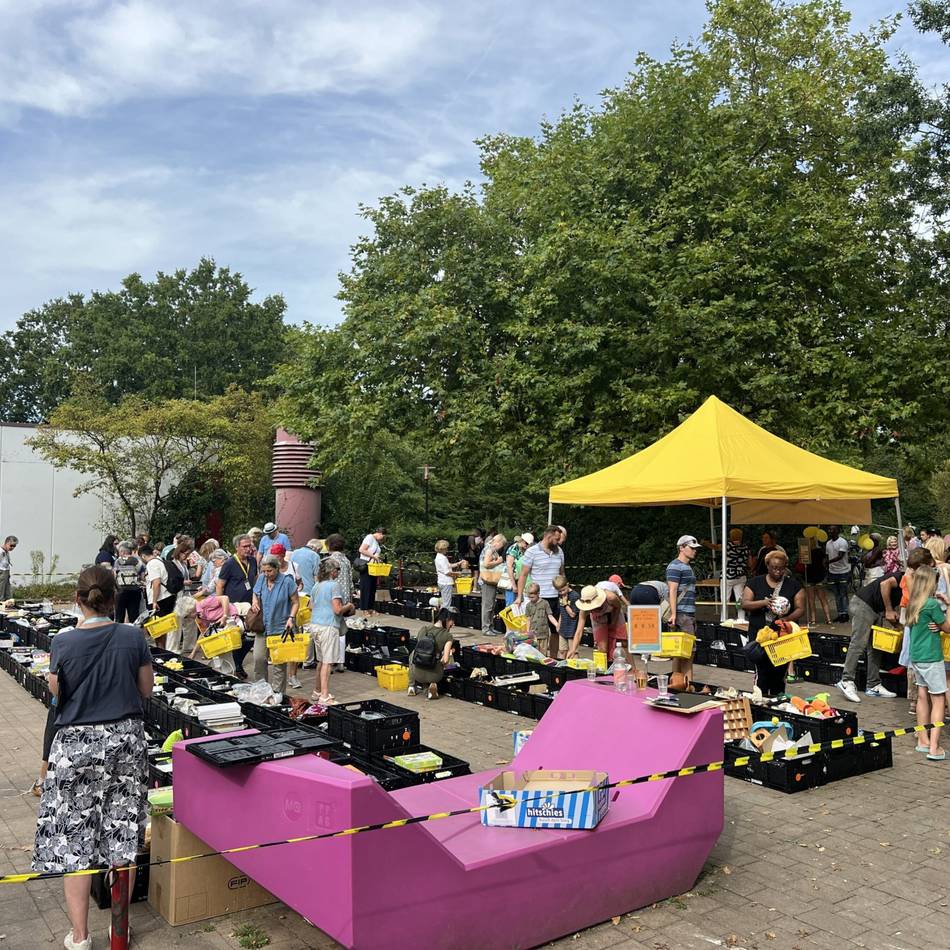 Schnäppchen jagen für den guten Zweck: Was den „sozialen Trödelmarkt“ in Meerbusch besonders macht