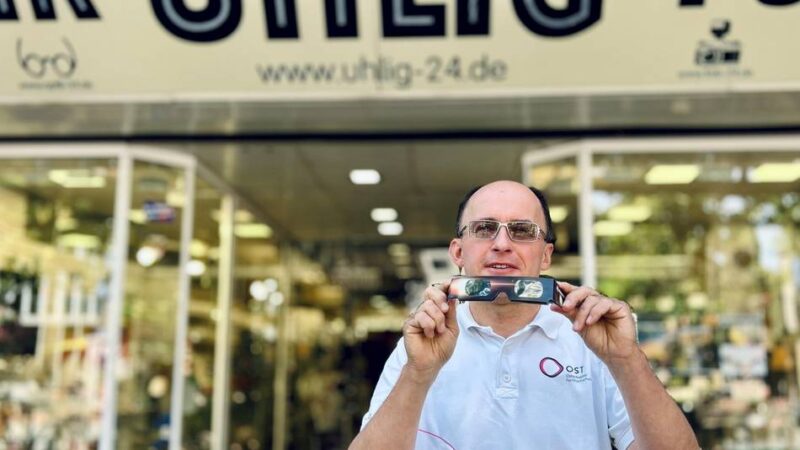 Optiker in Duisburg: „Brillen für die Sonnenfinsternis? Wir haben noch Hunderte“