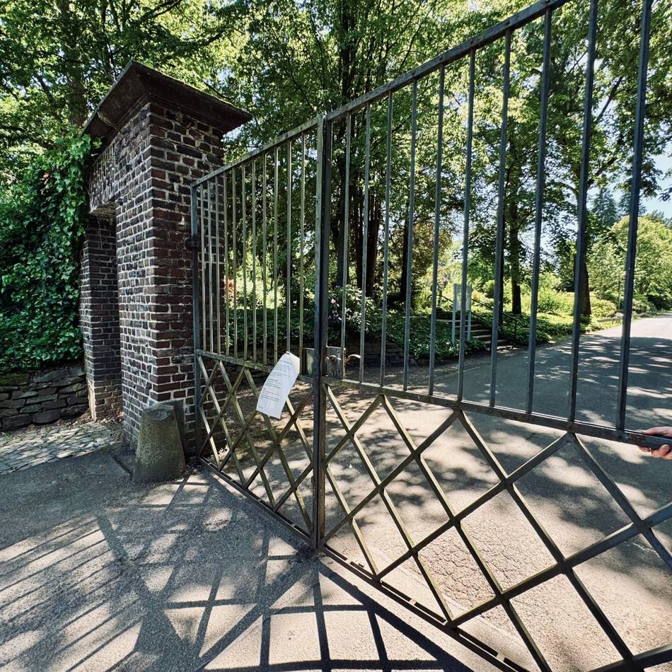 Diebstahl in Neuss: 86-Jährige auf dem Hauptfriedhof bestohlen