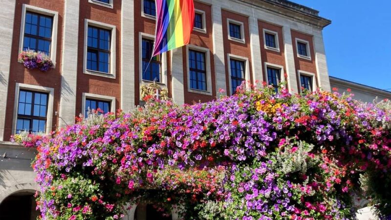 Beliebtes Laga-Fotomotiv: Blumen-Pavillon vor dem Neusser Rathaus wird abgebaut