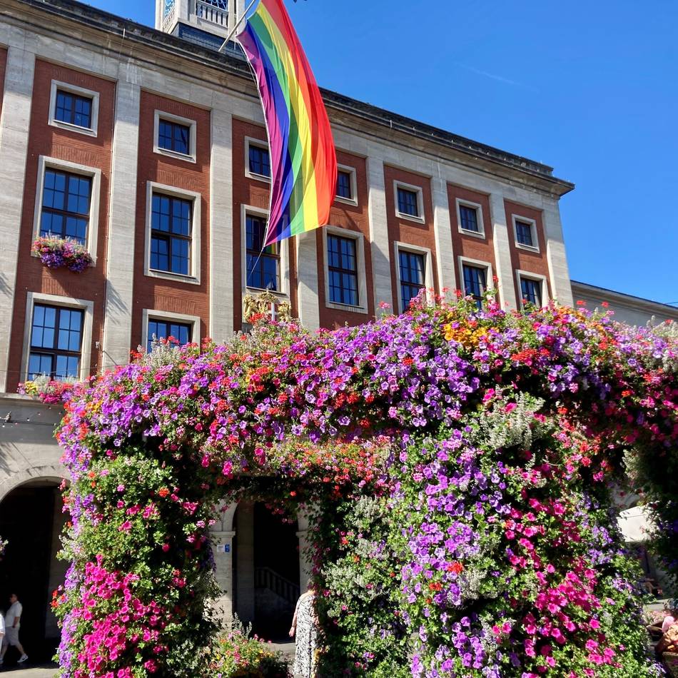 Beliebtes Laga-Fotomotiv: Blumen-Pavillon vor dem Neusser Rathaus wird abgebaut