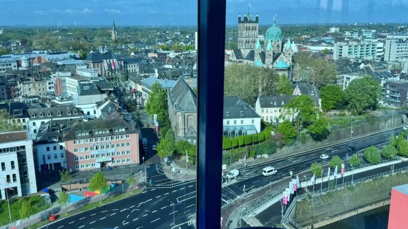 Tickets billiger: Oscar Bruch senkt Preise für Fahrten mit dem Neusser Laga-Riesenrad