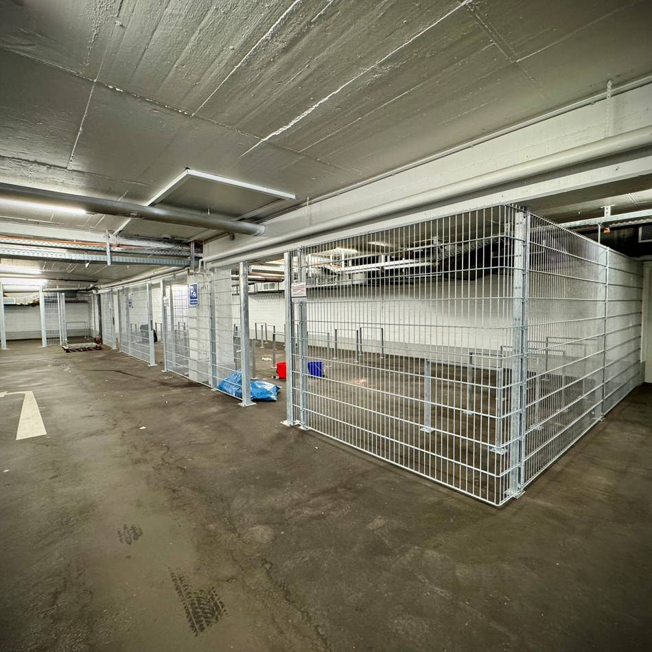 Verbesserungen für die Rathaustiefgarage: Neuss tauscht umstrittene Fahrradständer im „Radhaus“ aus