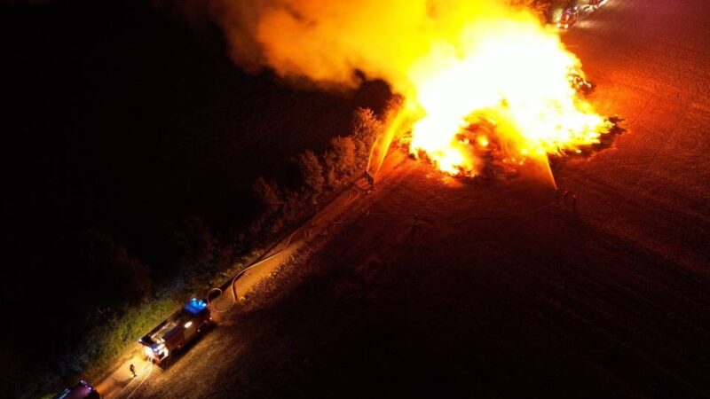 Feuer in Erkelenz: „Einsatz dauert noch Tage“ – Strohmiete mit 1000 Ballen brennt