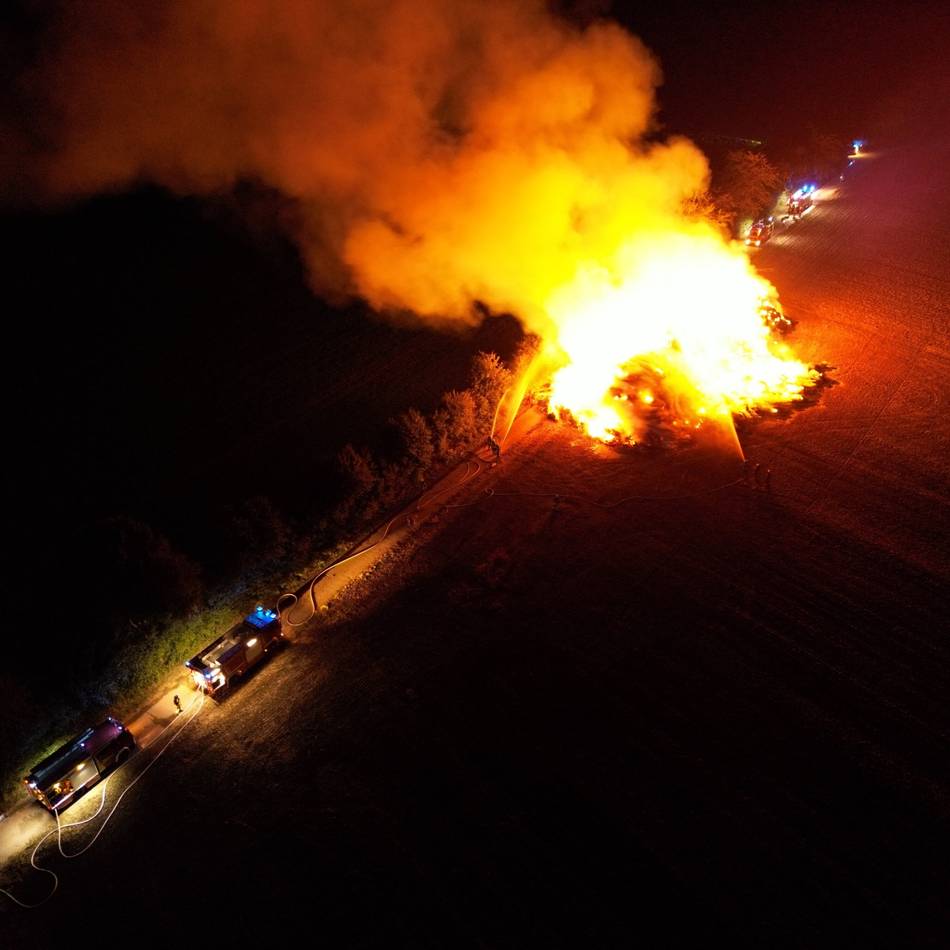 Feuer in Erkelenz: „Einsatz dauert noch Tage“ – Strohmiete mit 1000 Ballen brennt