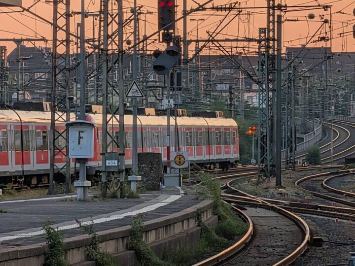 Mehrere Linien betroffen: Zwischen Düsseldorf und Duisburg – Weichenreparatur stört Bahnverkehr