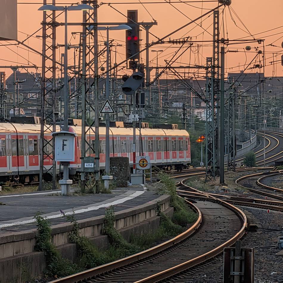 Mehrere Linien betroffen: Zwischen Düsseldorf und Duisburg – Weichenreparatur stört Bahnverkehr