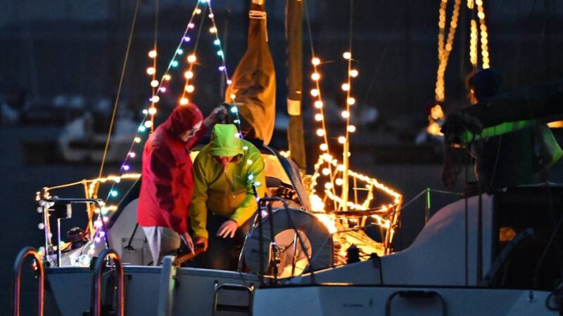 Talsperre in Hückeswagen: Boote verwandeln Bever in ein Lichtermeer