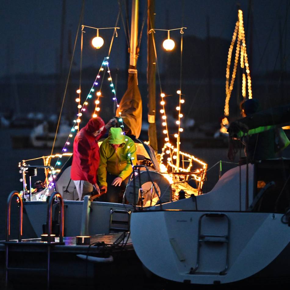 Talsperre in Hückeswagen: Boote verwandeln Bever in ein Lichtermeer