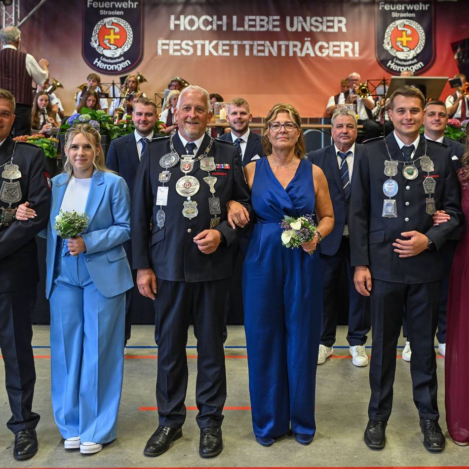 Kirmes in Herongen: Thorsten Fischer trägt die Festkette