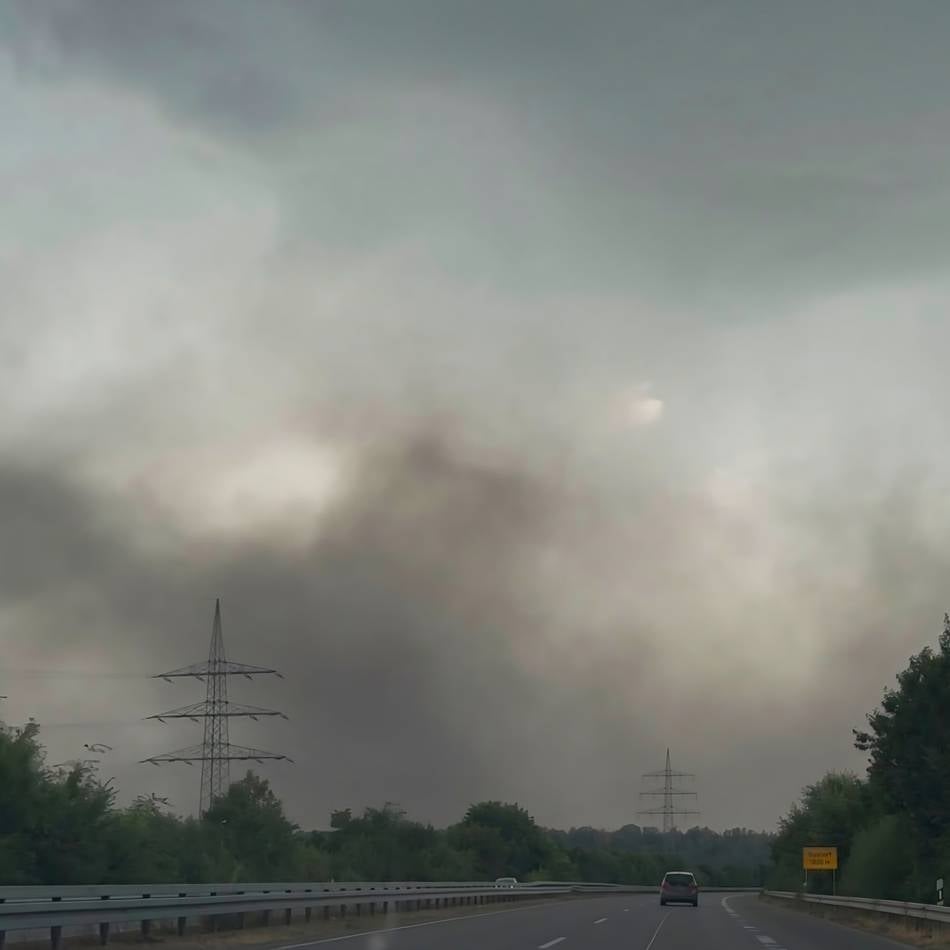 Zahlreiche Kräfte ausgerückt: Große „Rauchwolke“ löst zwei Einsätze der Feuerwehr in Grevenbroich aus