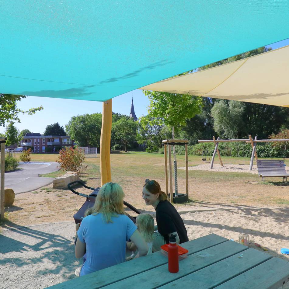 Erlebnisspielplatz in Alpen: Neue Sonnensegel bringen Schatten auf beliebten Spielplatz