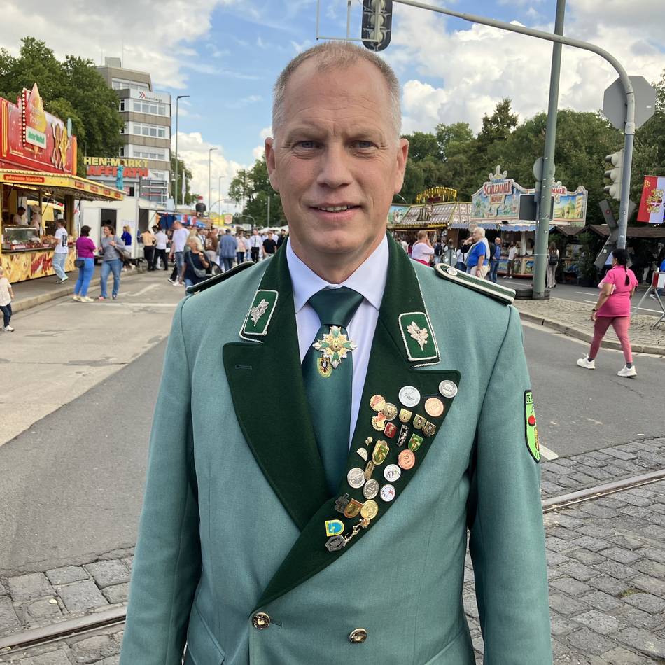 Königsehrenabend in Neuss: Schützenkönig empfängt Gäste erstmals im sanierten Ratssaal
