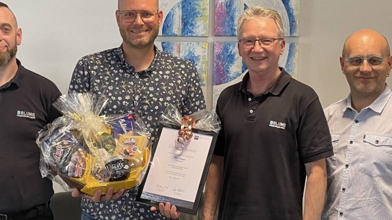 Wirtschaft in Radevormwald: Blume-Rollen ehrt Mitarbeiter für 25 Jahre Betriebszugehörigkeit