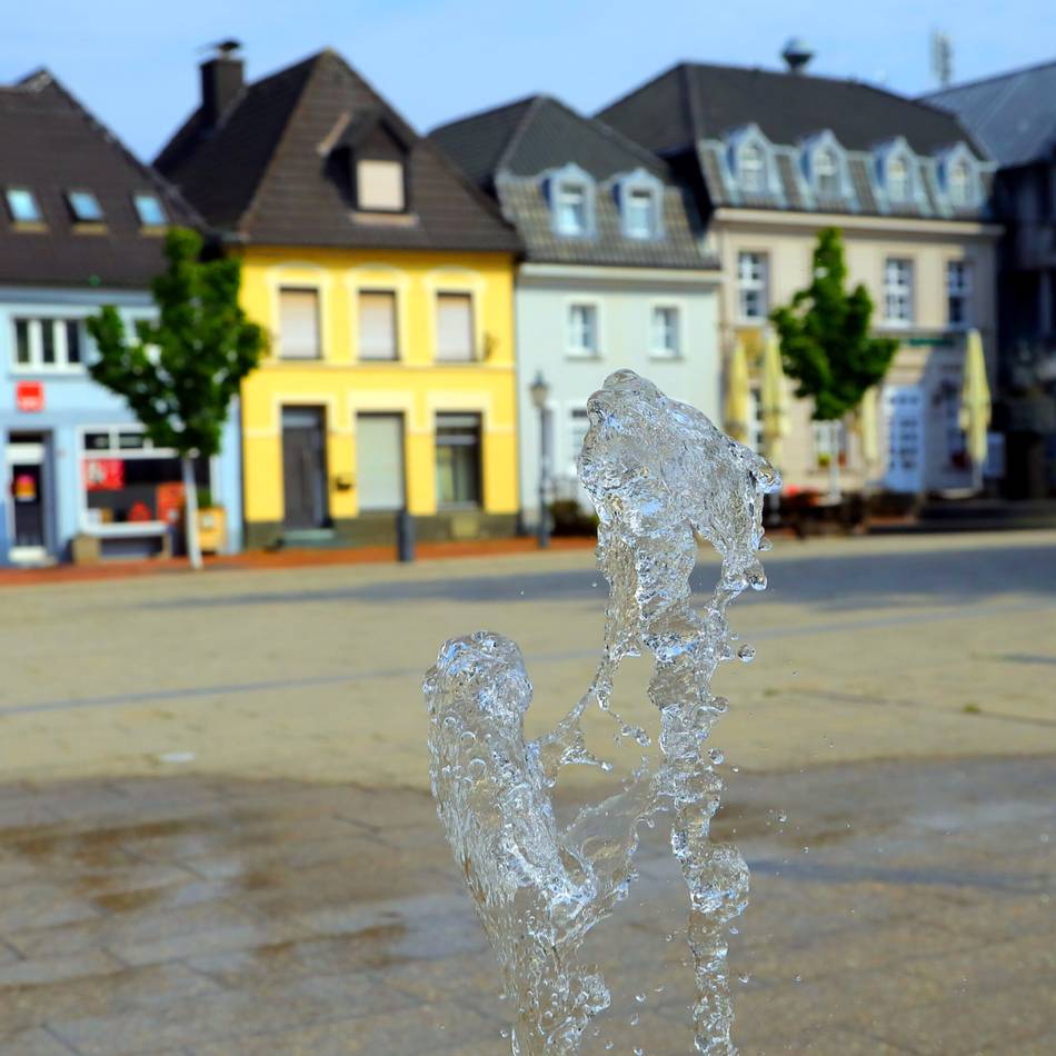 Fontänenfeld in Rheinberg repariert: Es plätschert auf dem Großen Markt