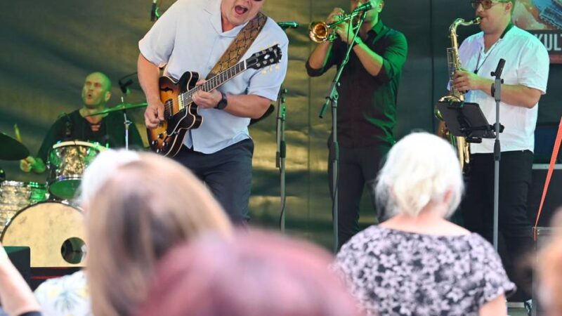 Woodstock-Legende und Balkan-Blues in Wermelskirchen: Ein bluesiger Doppelpack im Kastaniengarten