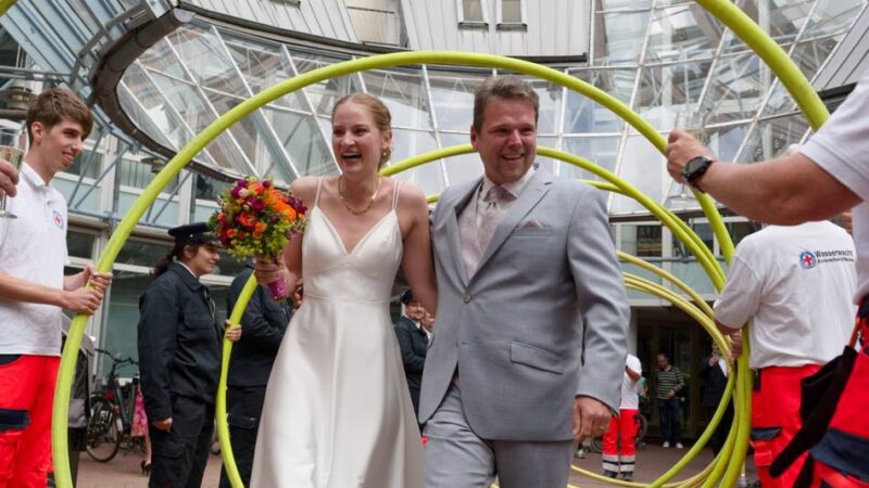 Wenn sich Neusser Lebensretter das Ja-Wort geben: „Ein Löschfahrzeug war unsere Hochzeitskutsche“