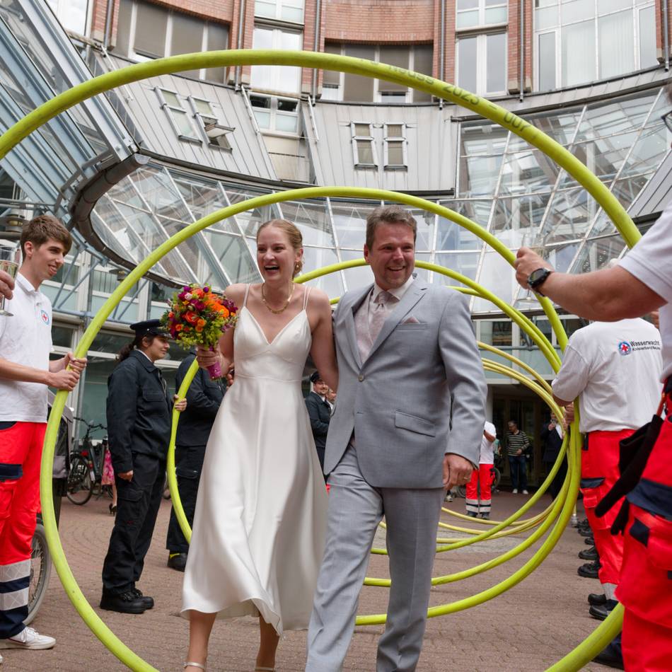 Wenn sich Neusser Lebensretter das Ja-Wort geben: „Ein Löschfahrzeug war unsere Hochzeitskutsche“