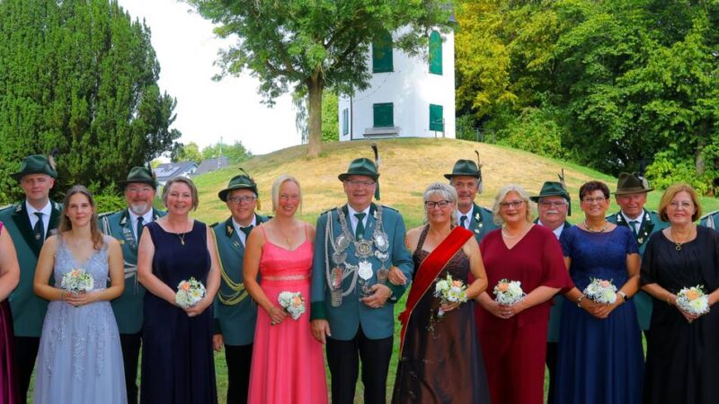 Schützenfest in Rheinberg: Königspaar Paul und Monika van Holt präsentiert das Throngefolge