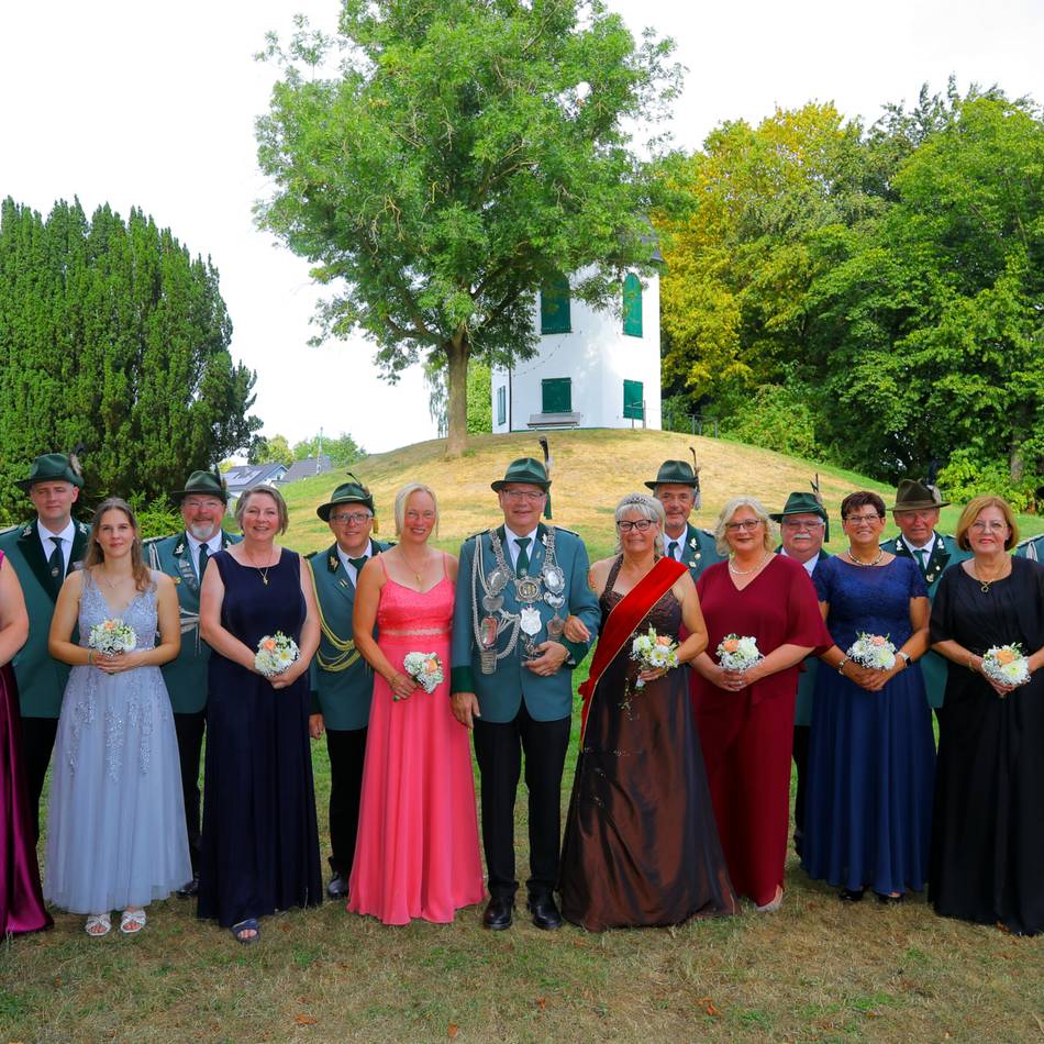 Schützenfest in Rheinberg: Königspaar Paul und Monika van Holt präsentiert das Throngefolge
