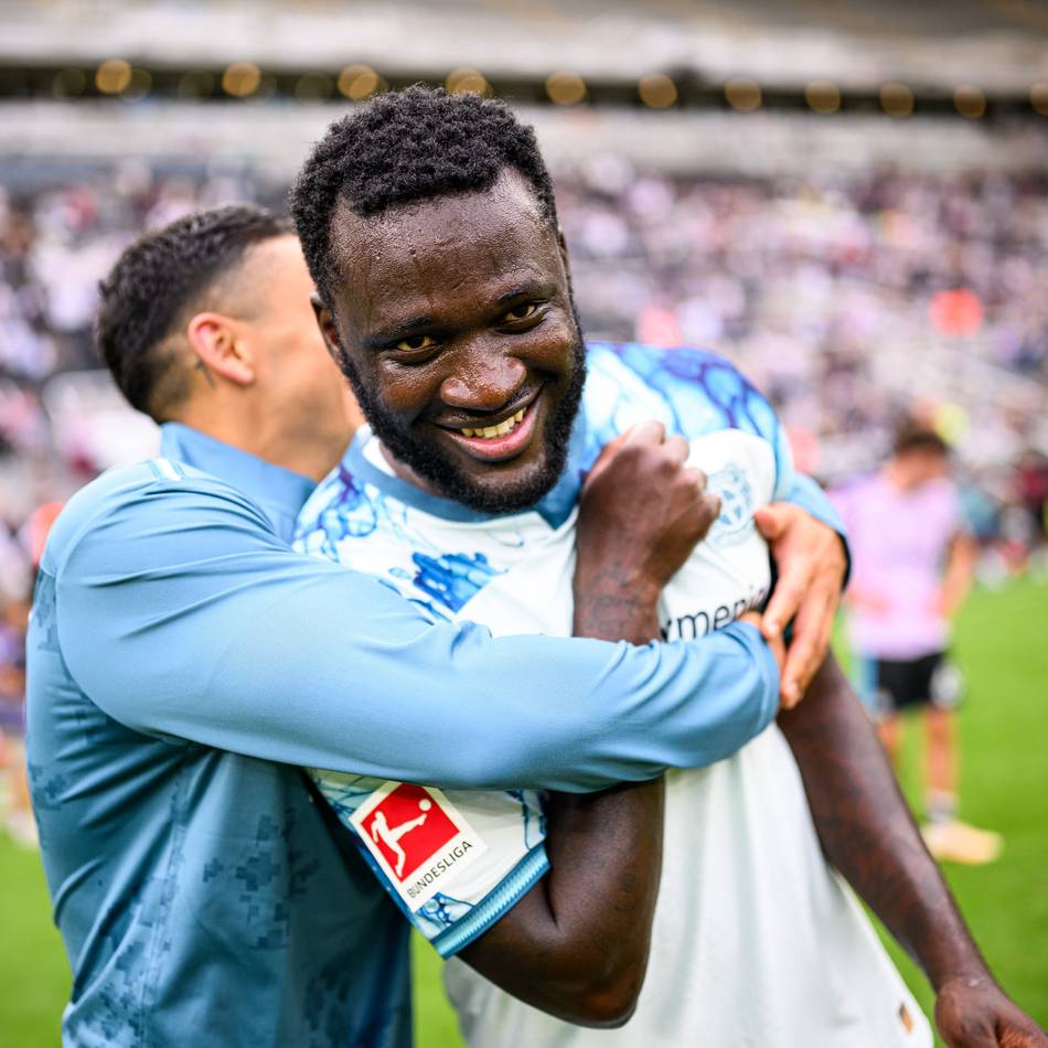 Sieg mit kurioser Zugabe

: Erster „Titel“ der neuen Saison – Bayer bringt Souvenir von England-Reise mit