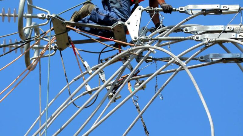 Zwischen Voerde und Rheinberg: 380-Kilovolt-Leitung über den Rhein gespannt