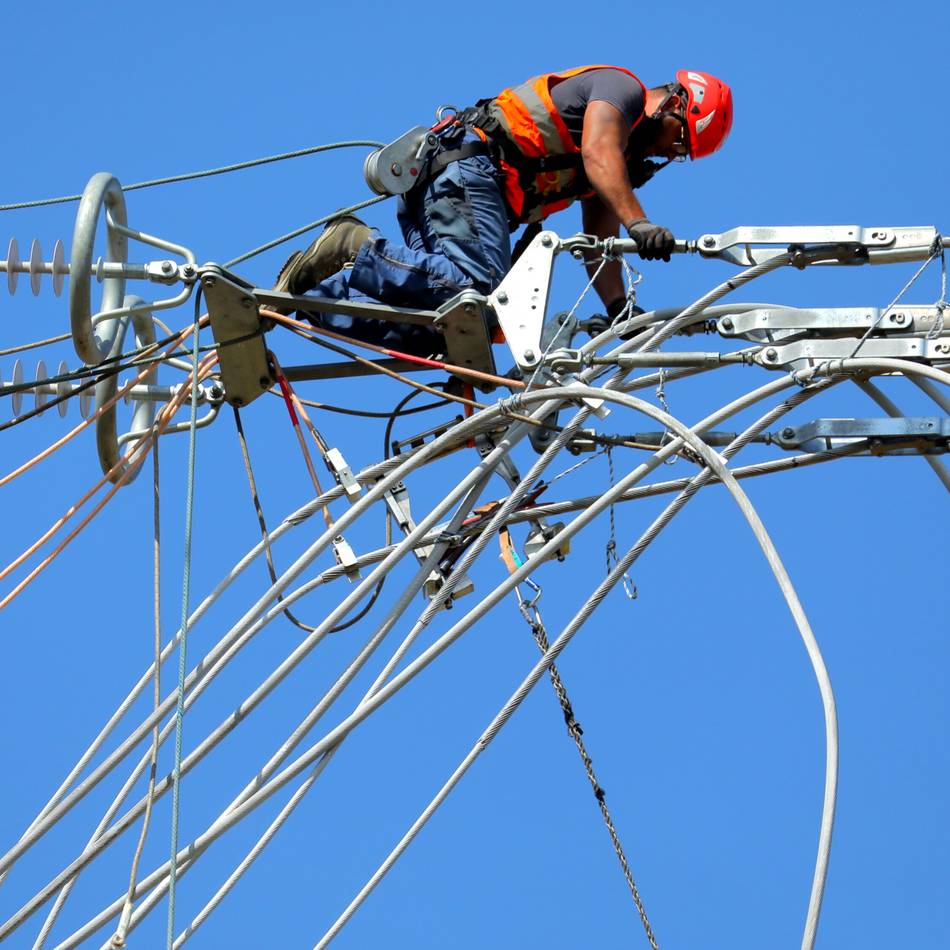 Zwischen Voerde und Rheinberg: 380-Kilovolt-Leitung über den Rhein gespannt