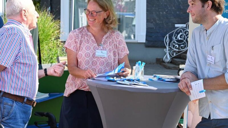 Infostand auf dem Radevormwalder Wochenmarkt: Wenn Pflege endgültig zum Thema wird