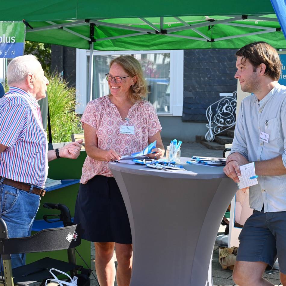 Infostand auf dem Radevormwalder Wochenmarkt: Wenn Pflege endgültig zum Thema wird