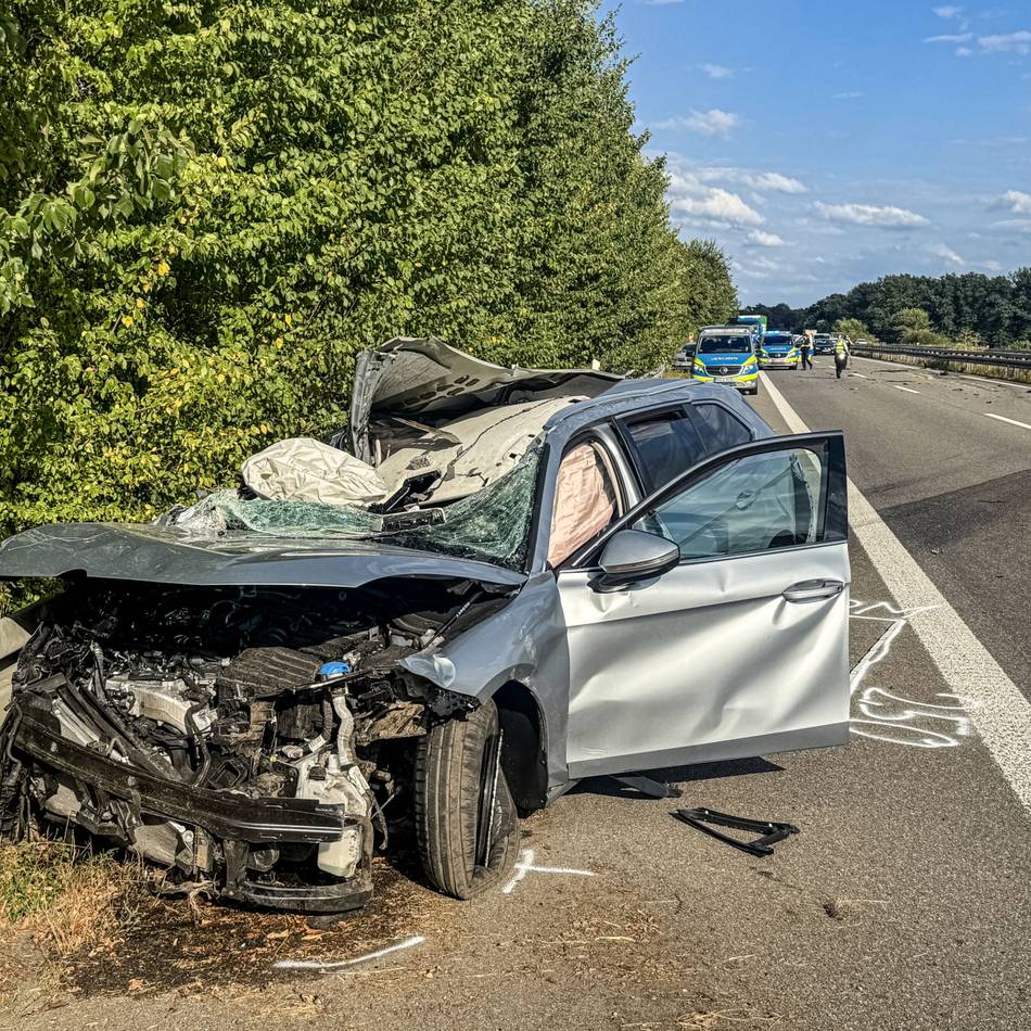 Zwischen Sonsbeck und Alpen: Lkw und Pkw kollidieren auf A57