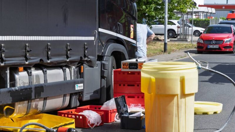 Gewerbegebiet an Neusser Straße: Feuerwehr Jüchen dämmt Kraftstoffstrom nach Leck an Lkw