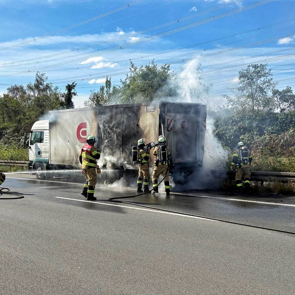 Feuerwehr-Einsatz in Neuss: Brennender Lastwagen legt A57 lahm