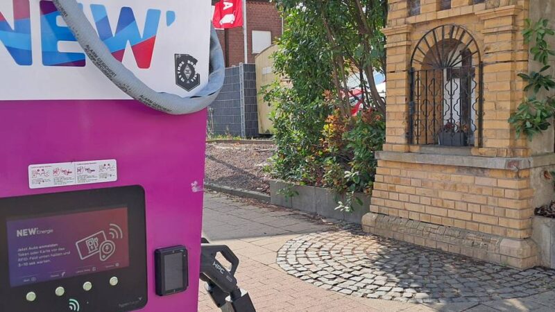 Laden auf dem Land: Spirituelle Tankstelle trifft in Jüchen auf elektrische Tankstelle