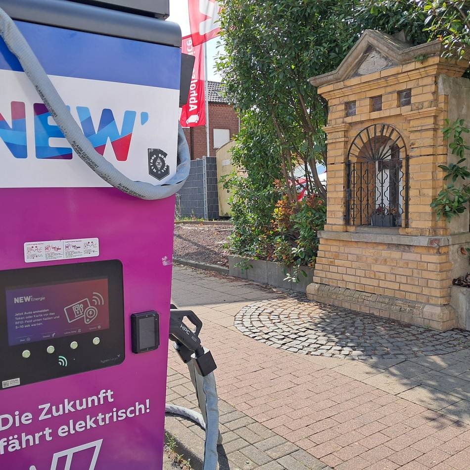 Laden auf dem Land: Spirituelle Tankstelle trifft in Jüchen auf elektrische Tankstelle