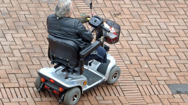 Verkehrsunfall in Voerde: Rollstuhlfahrer bringt Dreijährigen auf Fahrrad zu Fall – und flüchtet