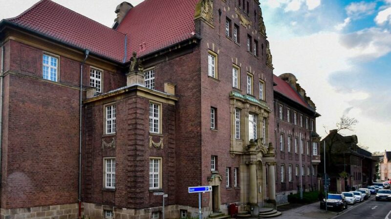Frau aus Rheinberg vor Gericht: Urteil im Prozess um Ausbeutung auf Pferdehof