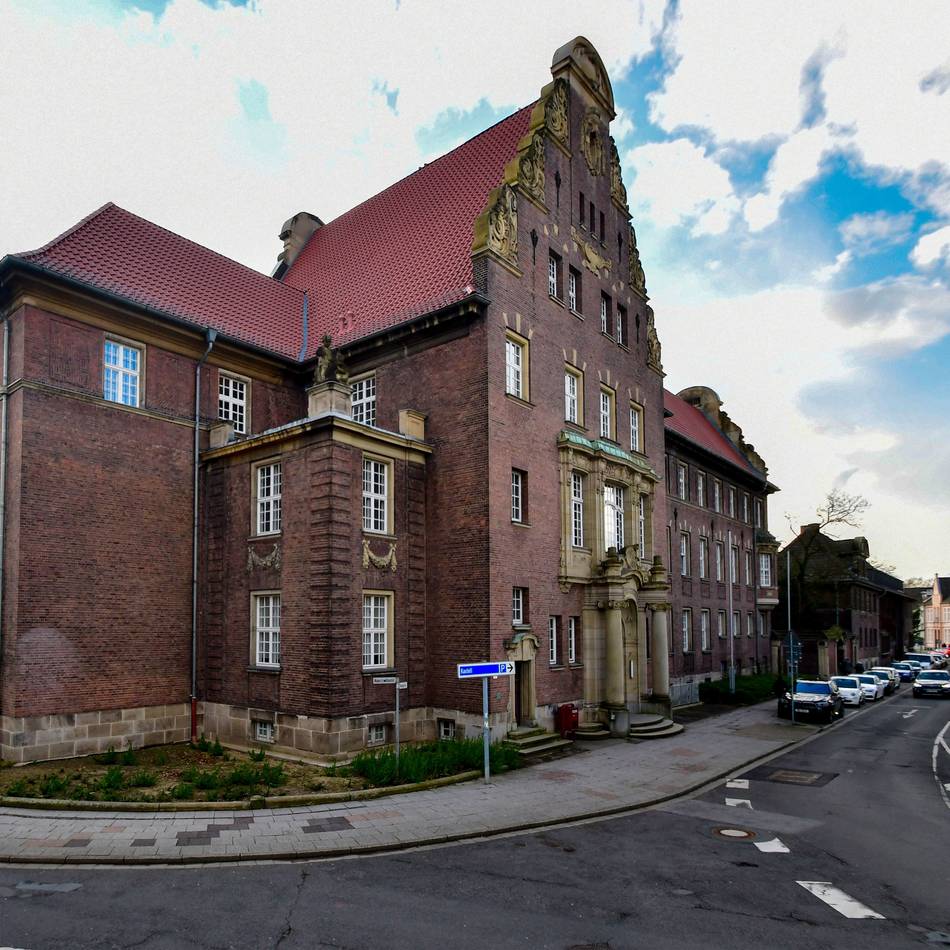 Frau aus Rheinberg vor Gericht: Urteil im Prozess um Ausbeutung auf Pferdehof
