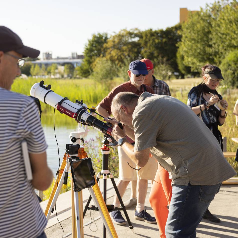 Hunderte beobachten Sonnenfinsternis auf der Neusser Laga: „Das sind die Momente, für die man dieses Hobby macht“