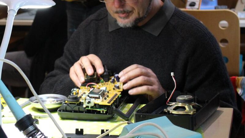 Kostenlose Reperaturen: Wo alte Schätze wieder flott gemacht werden – Repair Café in Dormagen