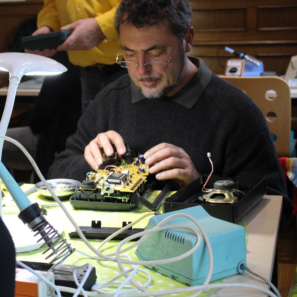 Kostenlose Reperaturen: Wo alte Schätze wieder flott gemacht werden – Repair Café in Dormagen