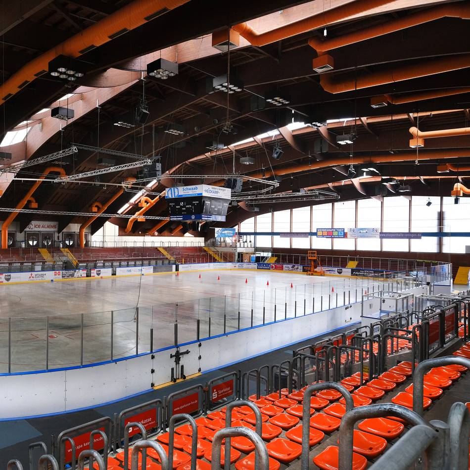 Gravierende Schäden am Tragwerk: Lebensgefahr – Stadt sperrt die Eissporthalle Am Sandbach
