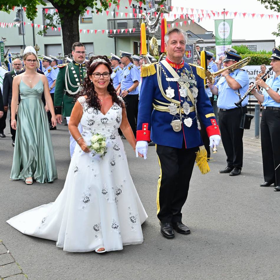 Schützenfest in Stürzelberg: Umzug mit Elektrokutsche – und Tanzen bis 4 Uhr morgens