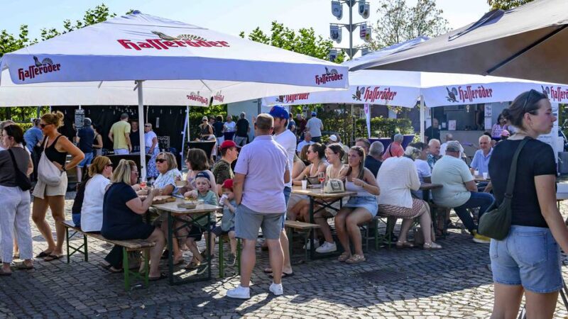 Kleine Auszeit lockte Hunderte auf den Lindenplatz: „Die Leute sollen hier einen schönen Abend verbringen“