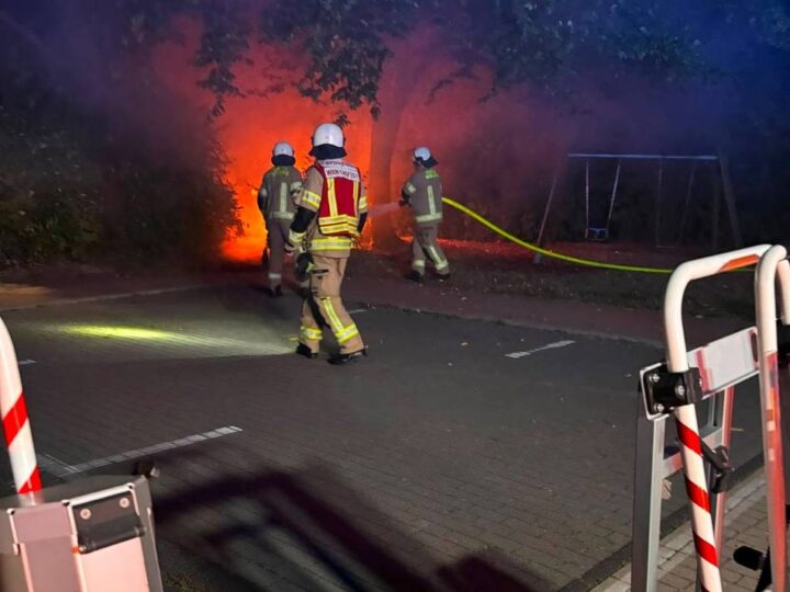 Feuerwehreinsatz in Wermelskirchen: Spielplatzhütte in Flammen – Feuerwehr verhinderte Schlimmeres