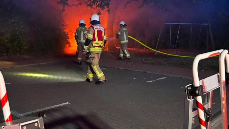 Feuerwehreinsatz in Wermelskirchen: Spielplatzhütte in Flammen – Feuerwehr verhinderte Schlimmeres