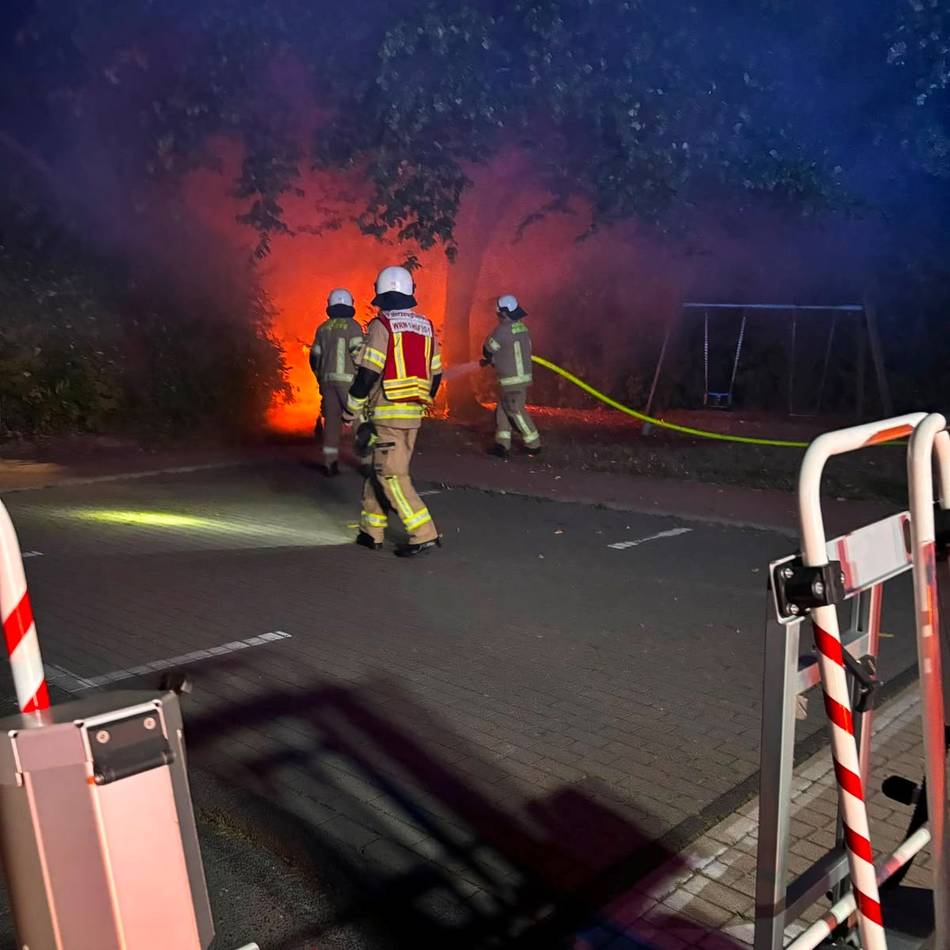 Feuerwehreinsatz in Wermelskirchen: Spielplatzhütte in Flammen – Feuerwehr verhinderte Schlimmeres