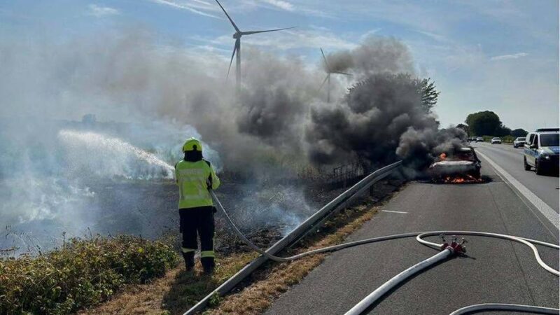 A3 bei Emmerich: Brennendes Auto setzt Vegetation auf A3 in Brand
