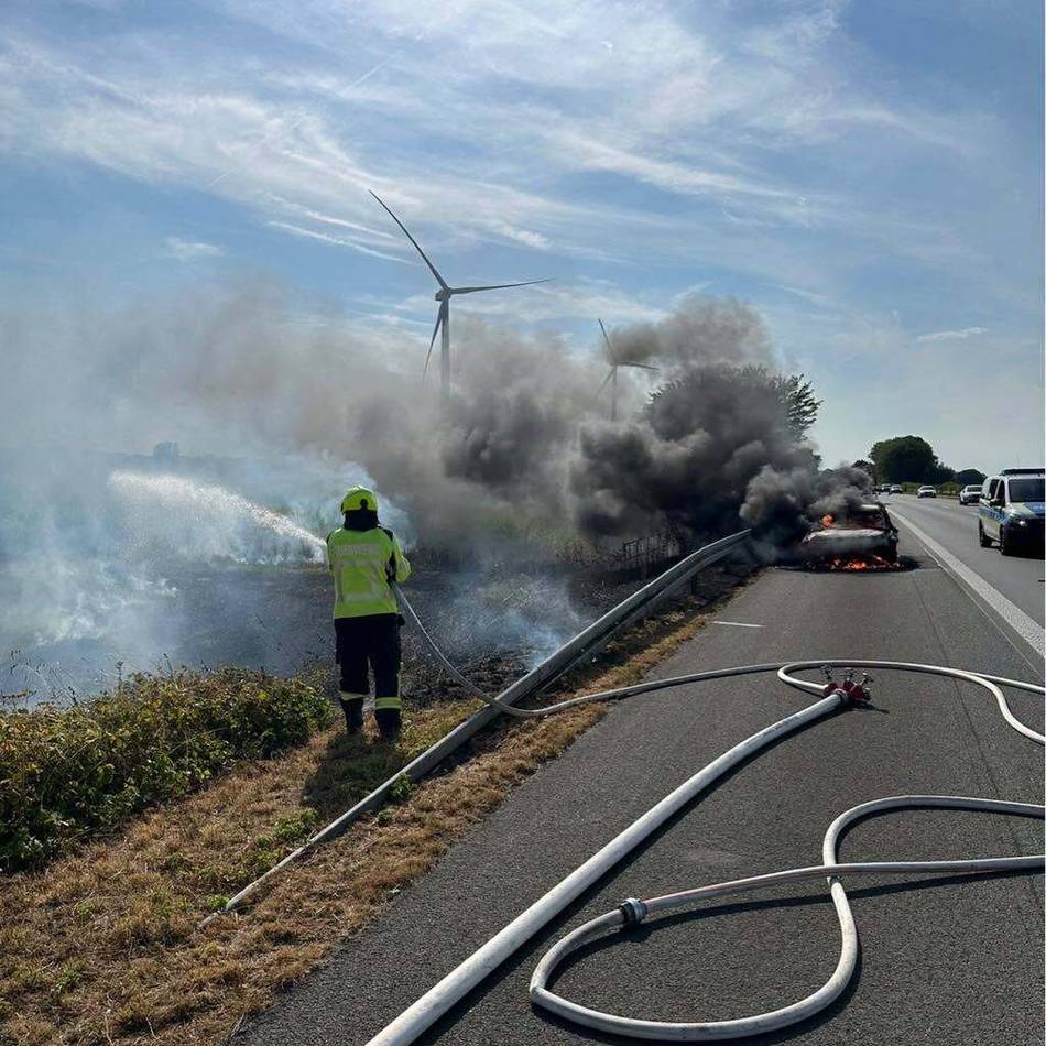 A3 bei Emmerich: Brennendes Auto setzt Vegetation auf A3 in Brand